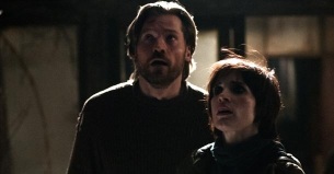 Jessica Chastain y Nikolaj Coster-Waldau interpretan a la pareja que se tiene que encargar de 2 niñas que desaparecieron hace 5 años, pero no están solas.